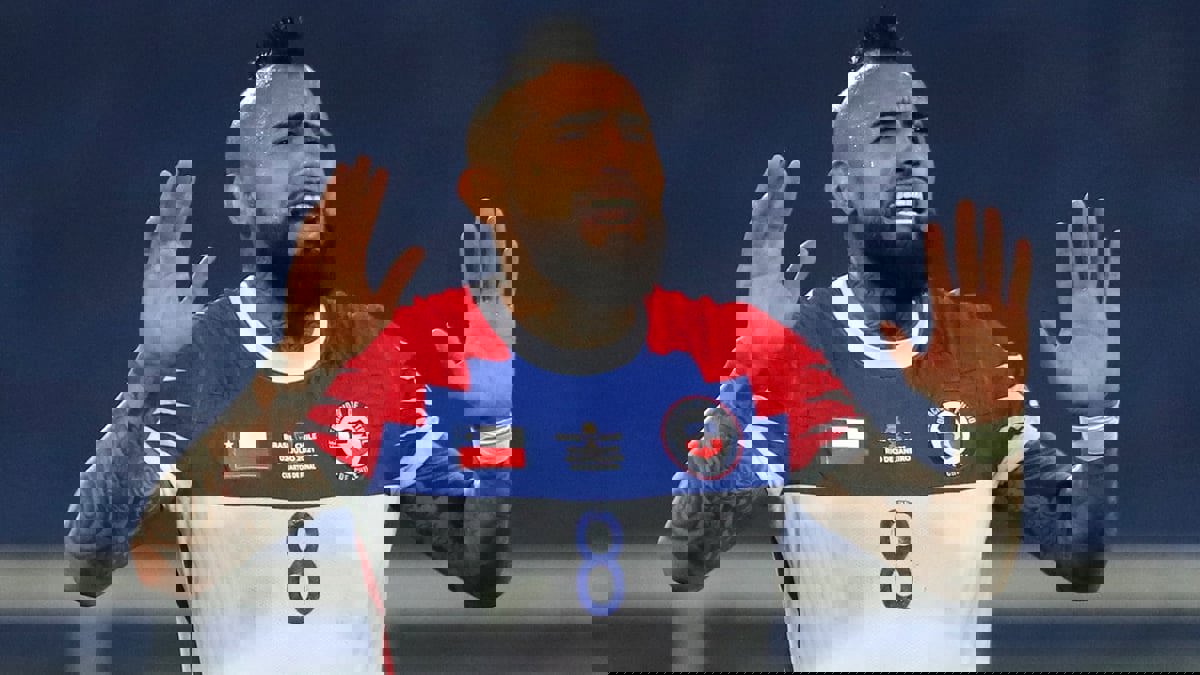 فيدال: حكم مباراة البرازيل وتشيلي مهرج يعتقد أنه نجم العرض