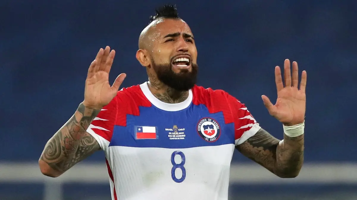 فيدال: حكم مباراة البرازيل وتشيلي مهرج يعتقد أنه نجم العرض