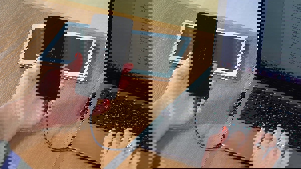 باحثون يكشفون سر "التفريغ الذاتي" السريع لبطاريات الأجهزة الكهربائية