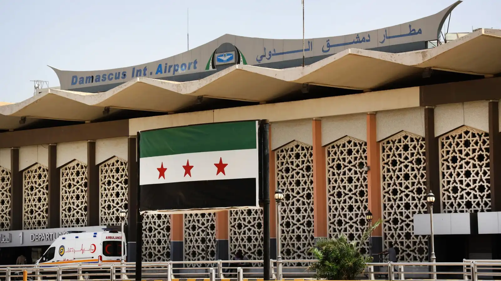 تفجيرات "مخططة" لمخلفات الحرب في مطار دمشق يوم الاثنين