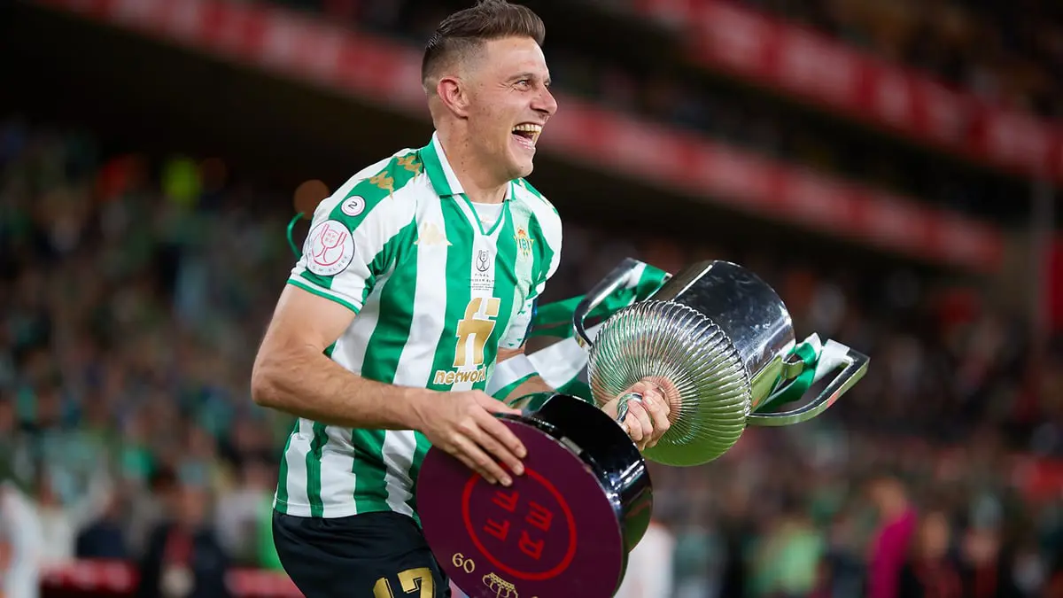 خواكين سانشيز قائد فريق ريال بيتيس الأسبق يتحول إلى مصارع ثيران