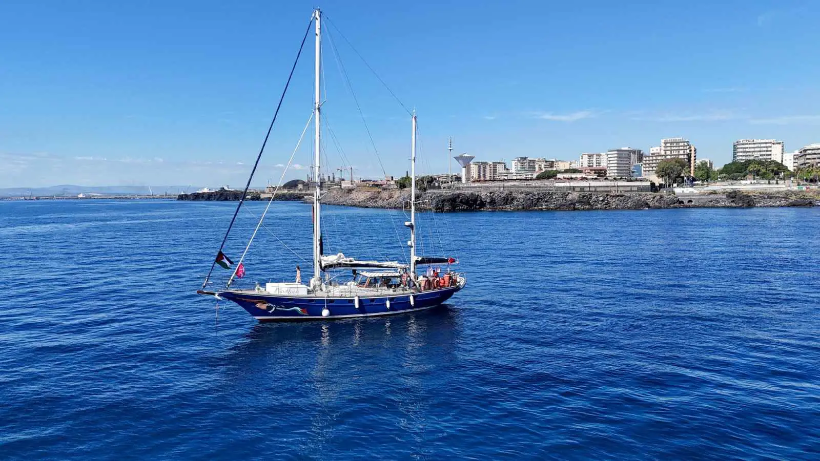 ماكرون يطالب إسرائيل بإعادة محتجزي "مادلين" الفرنسيين بأسرع وقت