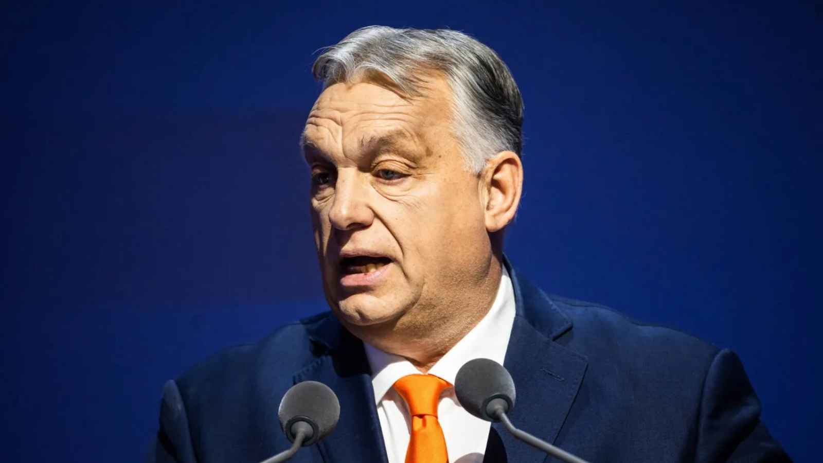 أوربان يُحكم قبضته على المجر.. قانون جديد يُنذر بموجة قمع جديدة