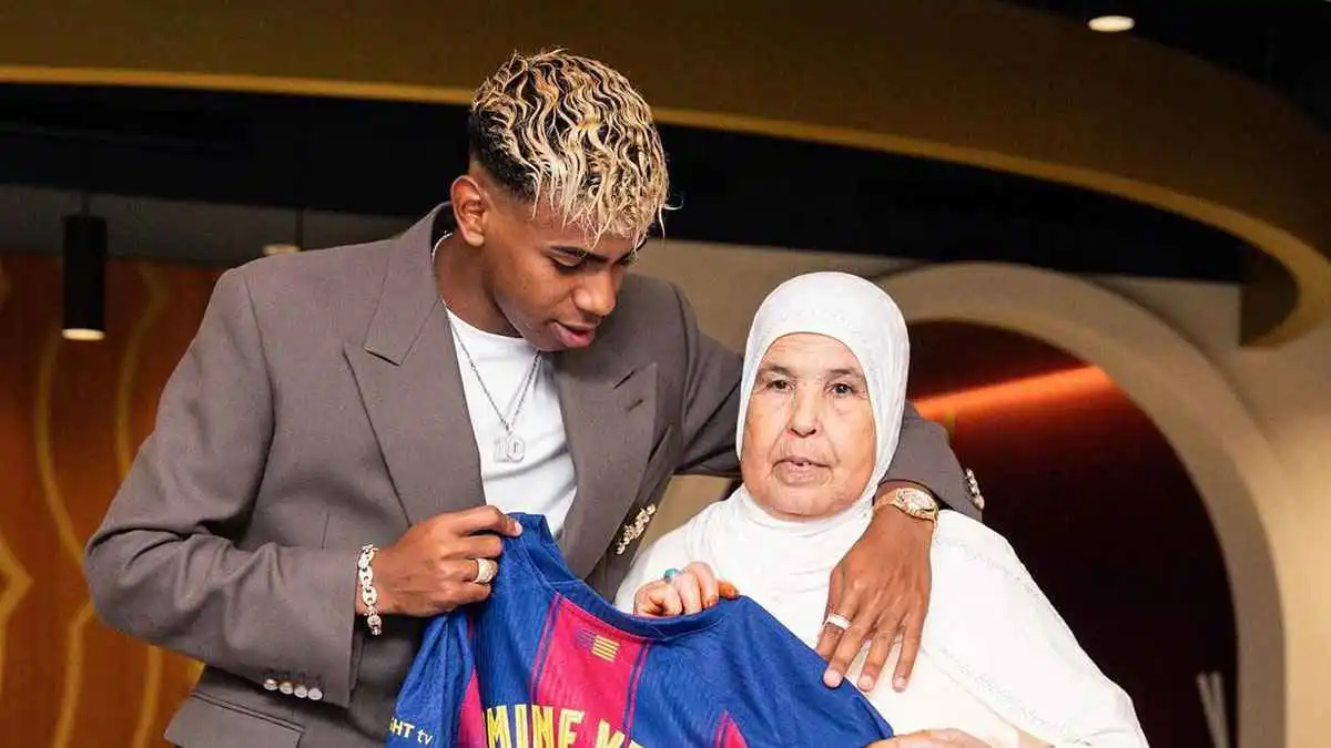 حقيقة توزيع لامين يامال وجدته المغربية وجبات رمضانية (صورة)