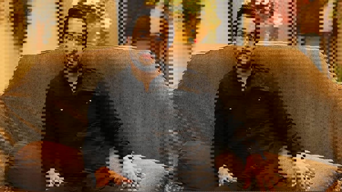 محمود المهدي يستولي على صفحة منة عرفة على فيسبوك