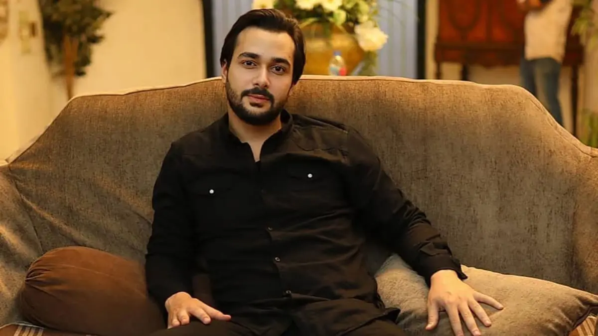 محمود المهدي يستولي على صفحة منة عرفة على فيسبوك