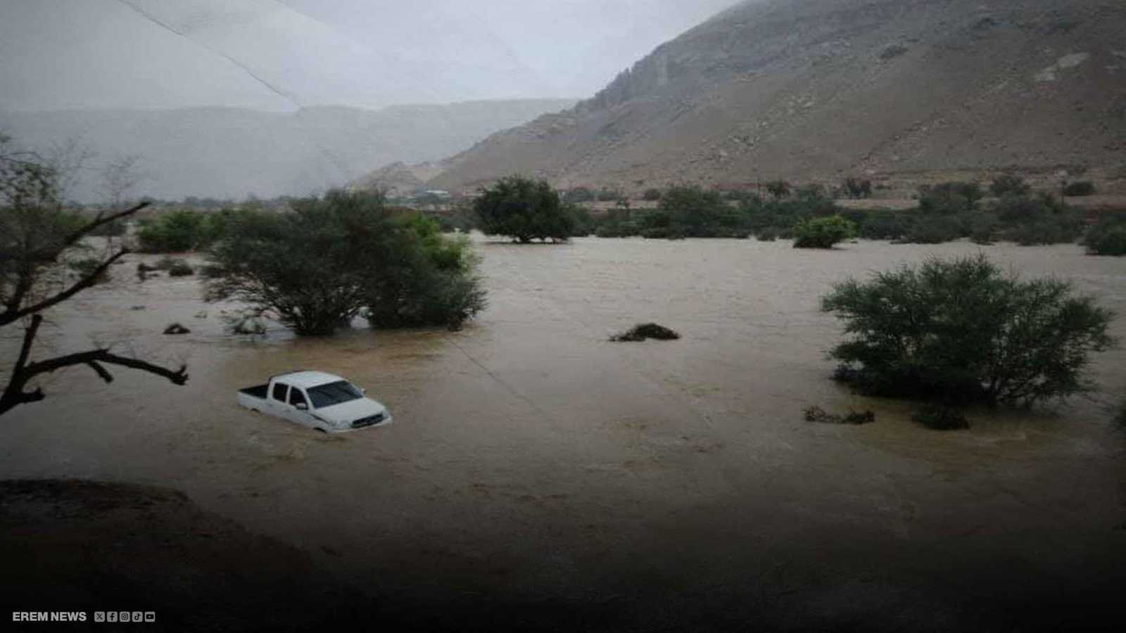 سعوديون ينقذون آسيويين من الموت.. لقطة تشعل مواقع التواصل (فيديو إرم)