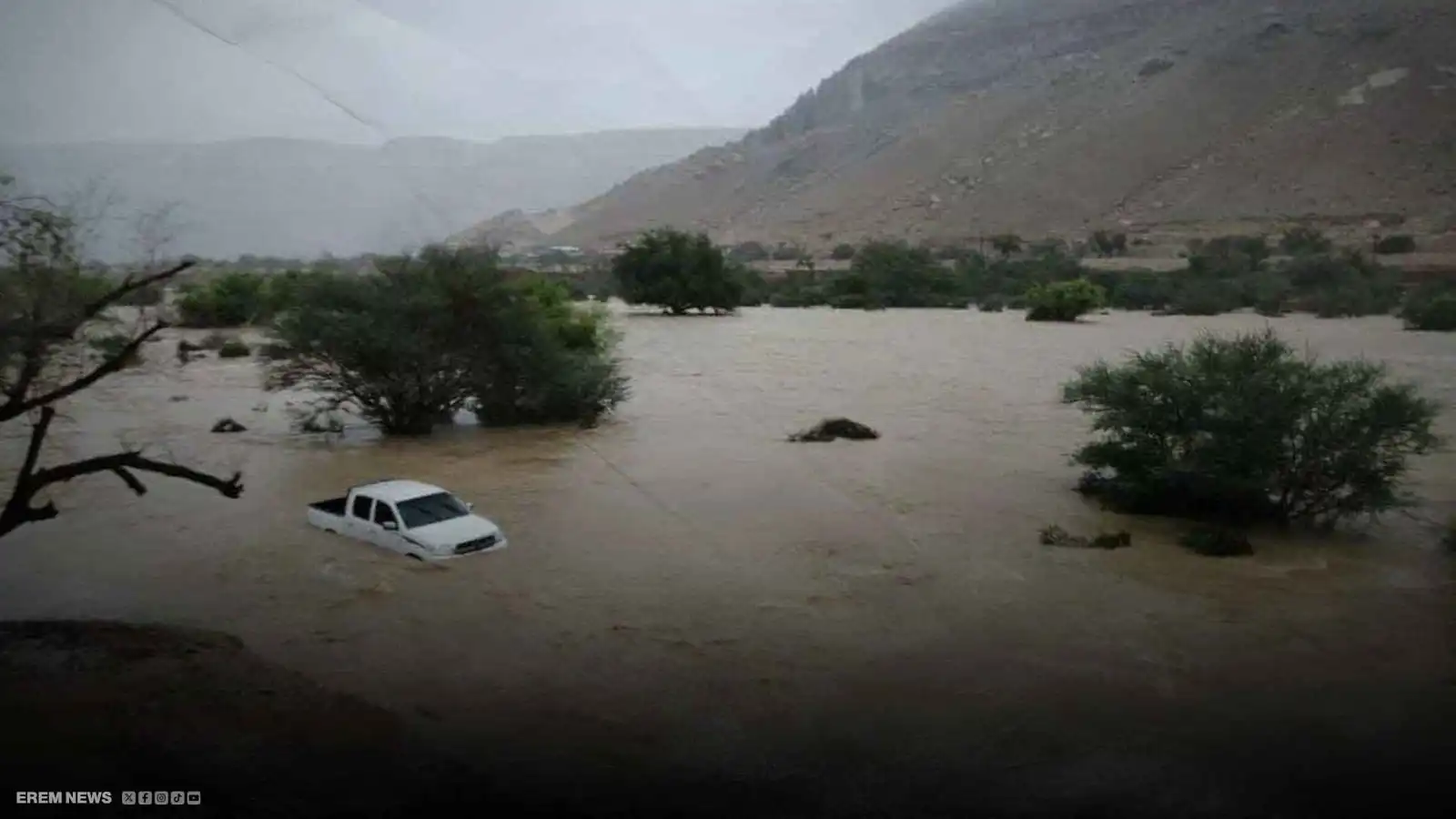 مواجهة مع الطبيعة الغاضبة.. طيار ينقذ زوجين محاصرين على صخرة