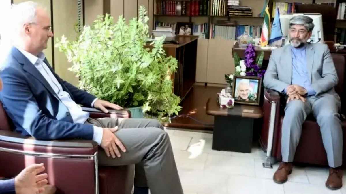 "رأفة به".. إيران تفرج عن نمساوي اعتقل "من دون تهمة"