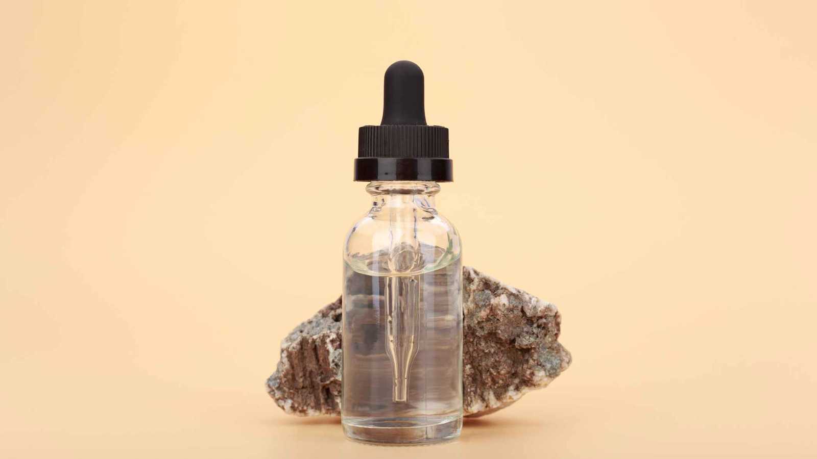 "محلول المعادن المعجزة" على تيك توك.. من التعقيم إلى التسميم