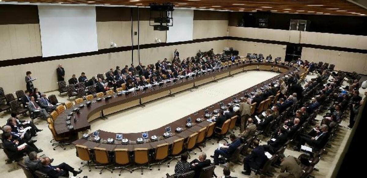 "الأطلسي" يبدأ مهمة بحرية لمكافحة مهربي اللاجئين