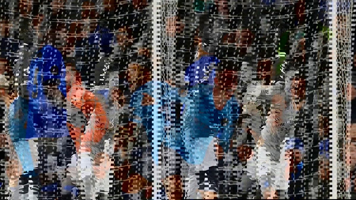 مانشستر سيتي يجتاز إيفرتون ويضيق الخناق على ليفربول في الدوري الإنجليزي (فيديو)