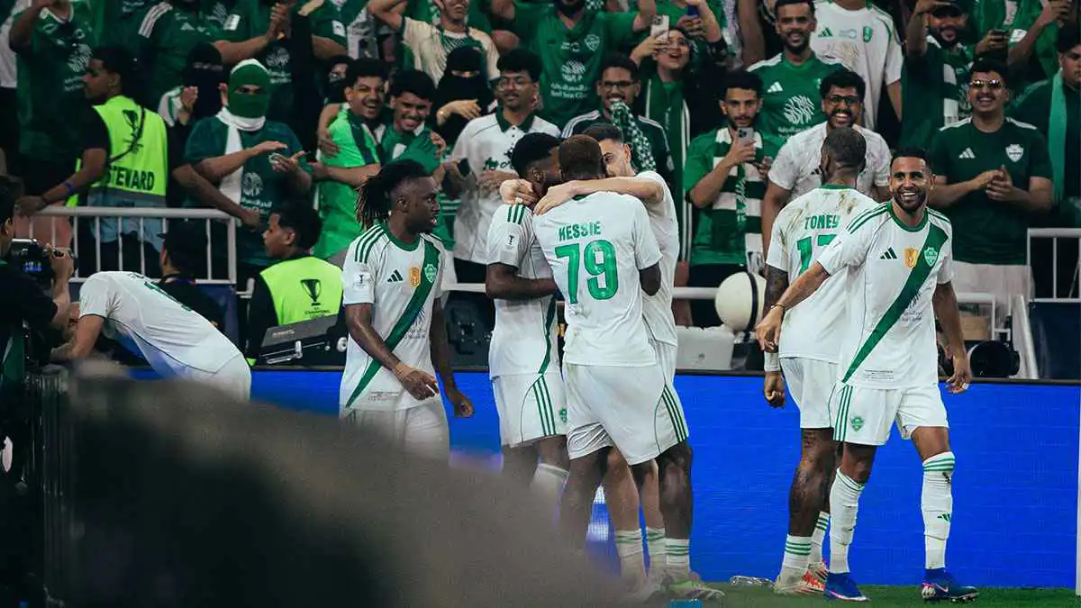 على طريقة رونالدو.. نجم الأهلي السعودي يحتفل بالبشت برفقة زوجته (فيديو)