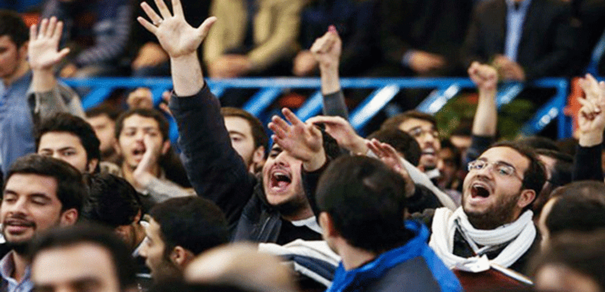 طلاب إيرانيون يهاجمون أحد زعماء المعارضة