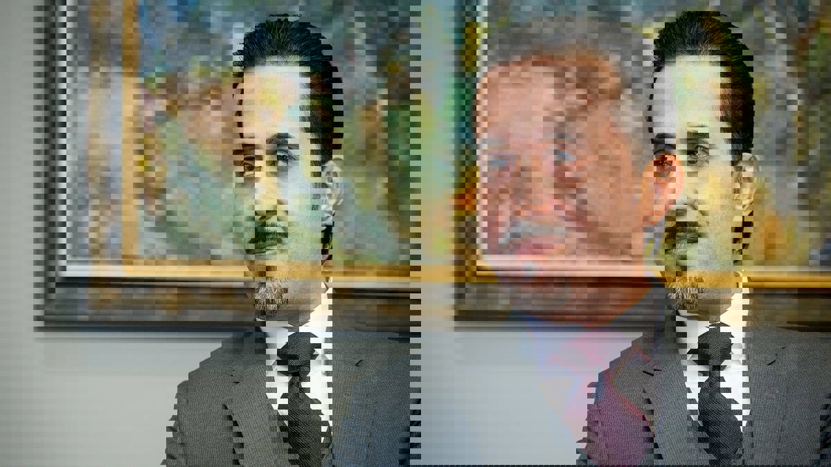 من هو الملياردير السعودي محفوظ مرعي الذي أثار ضجة في قصر الحكم البريطاني؟