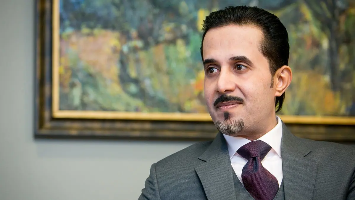 من هو الملياردير السعودي محفوظ مرعي الذي أثار ضجة في قصر الحكم البريطاني؟