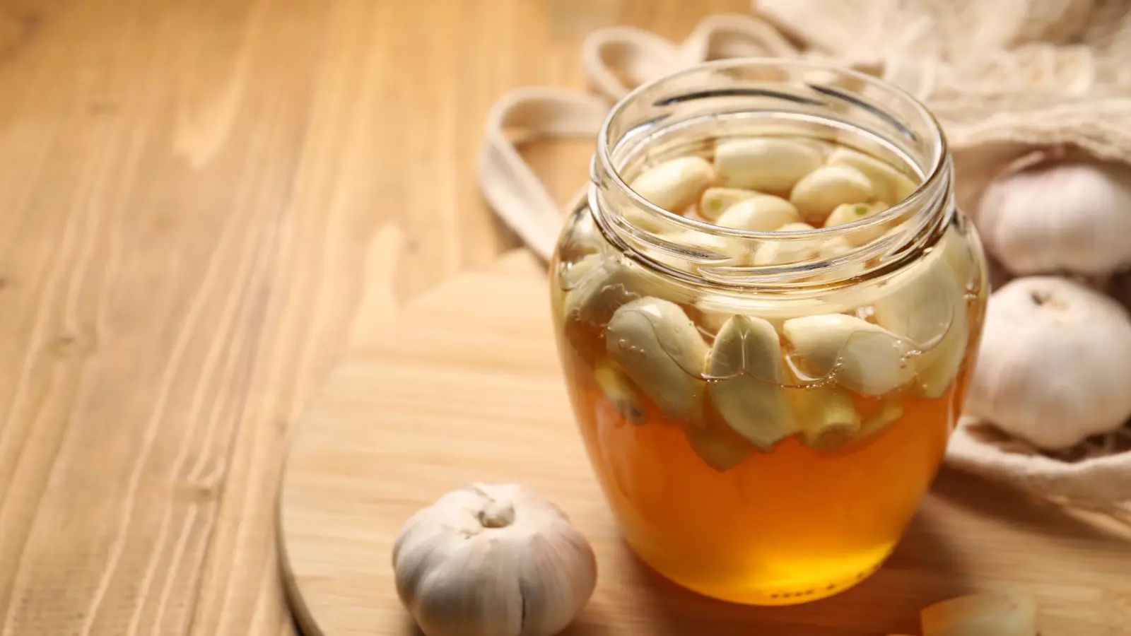 "عسل الثوم".. سحر طبيعي لتخفيف أعراض نزلات البرد