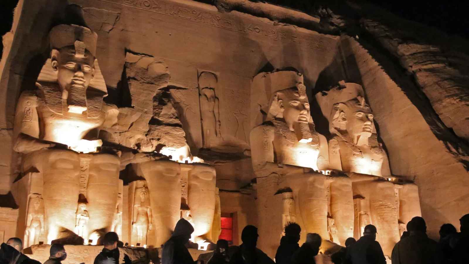 "بالغ في تطبيق وصيتها".. بريطاني يحاول دفن رفات والدته بمعبد مصري