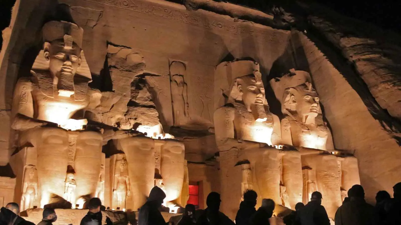 "بالغ في تطبيق وصيتها".. بريطاني يحاول دفن رفات والدته بمعبد مصري