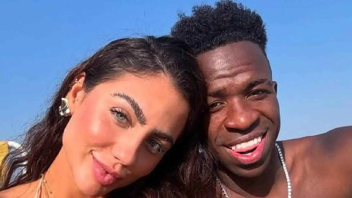 4 فتيات دفعة واحدة.. صور مثيرة من إجازة فينيسيوس جونيور