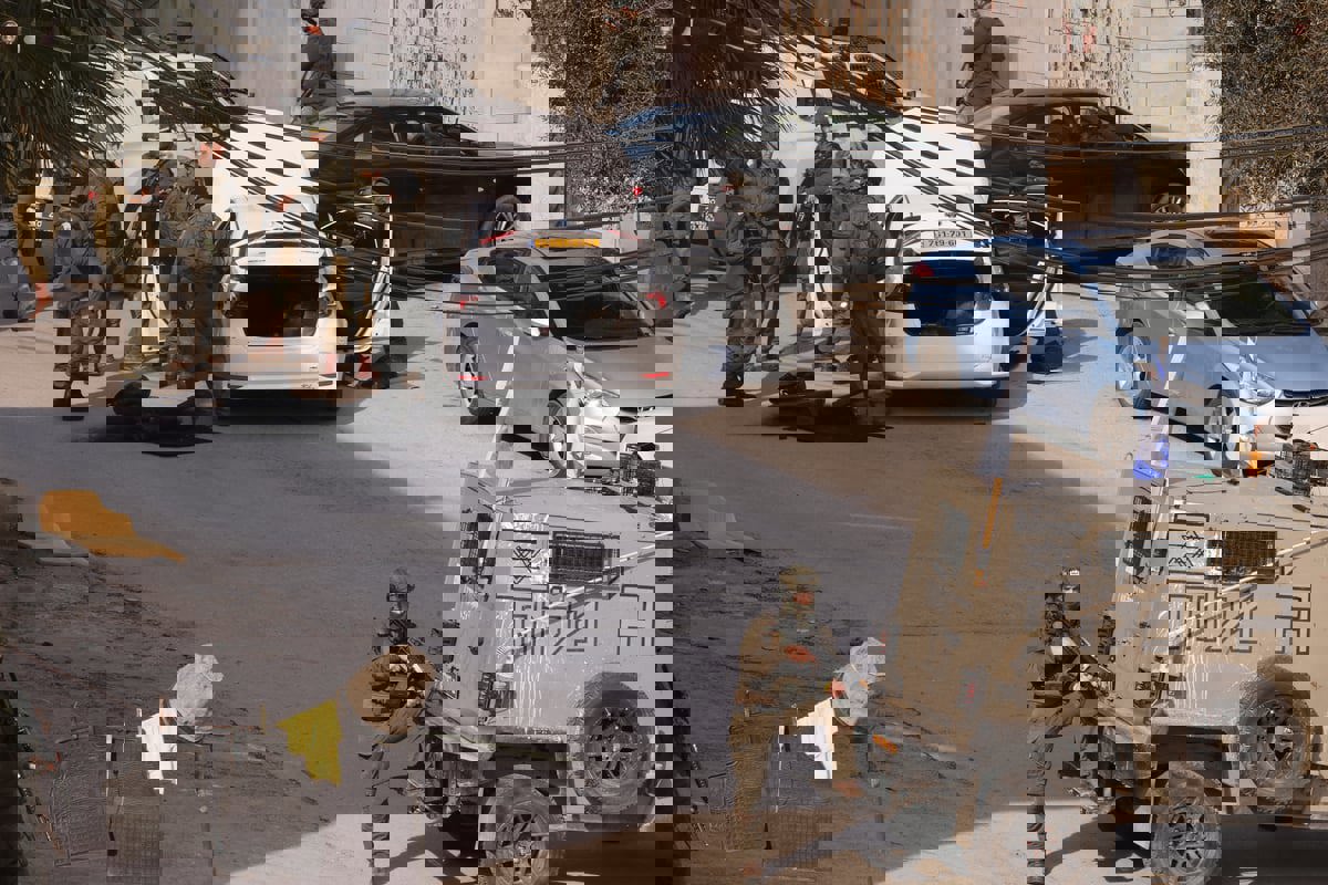 مشهد "مؤلم".. جنديان إسرائيليان يعتديان على قاض في الخليل (فيديو)