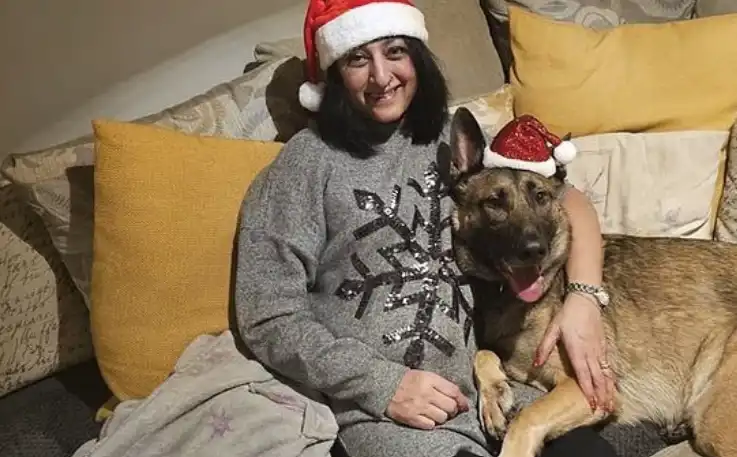 مانجيت سانغا مع كلبها