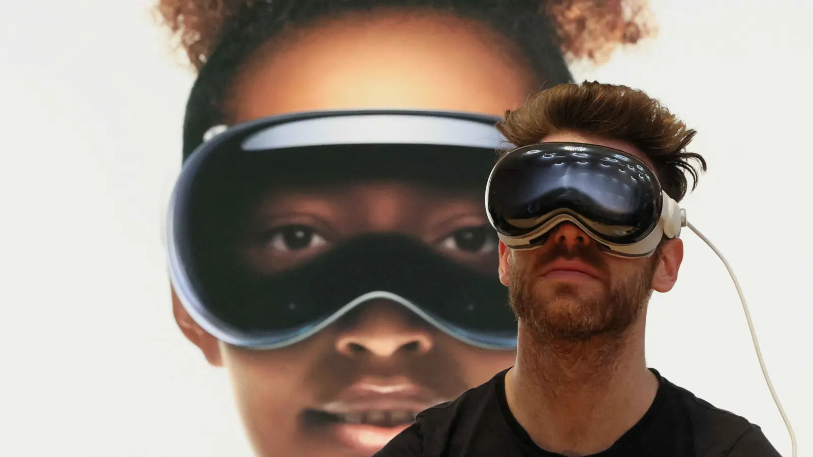 لماذا أوقفت "أبل" إنتاج سماعة الواقع الافتراضي "Vision Pro"؟