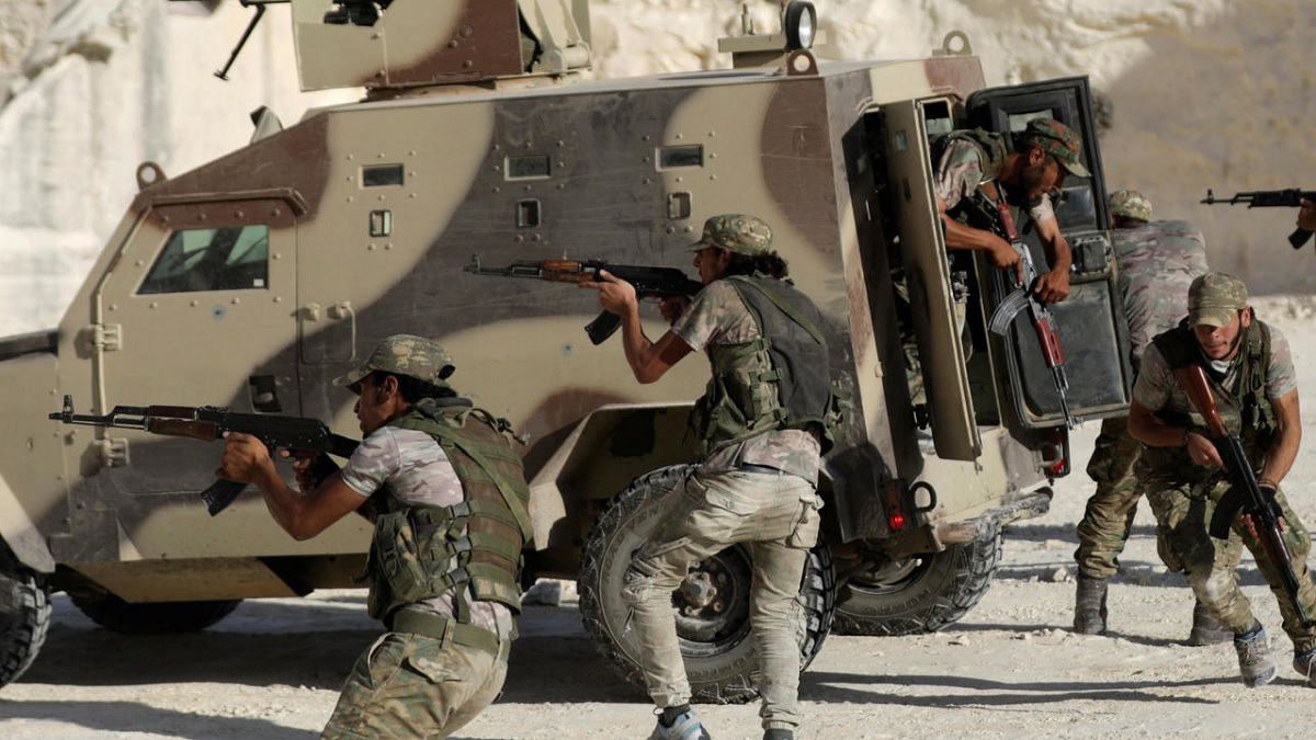 احتدام المعارك بين القوات الحكومية والفصائل الموالية لتركيا في إدلب السورية