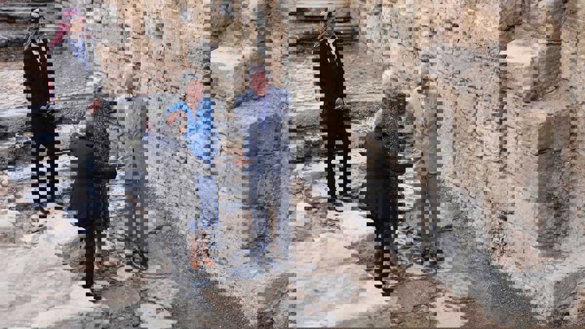 ولي العهد البريطاني يزور موقع تعميد السيد المسيح في الأردن (فيديو)