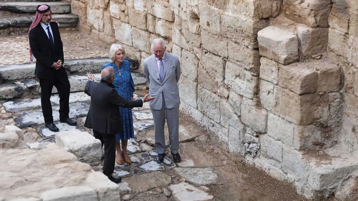 ولي العهد البريطاني يزور موقع تعميد السيد المسيح في الأردن (فيديو)
