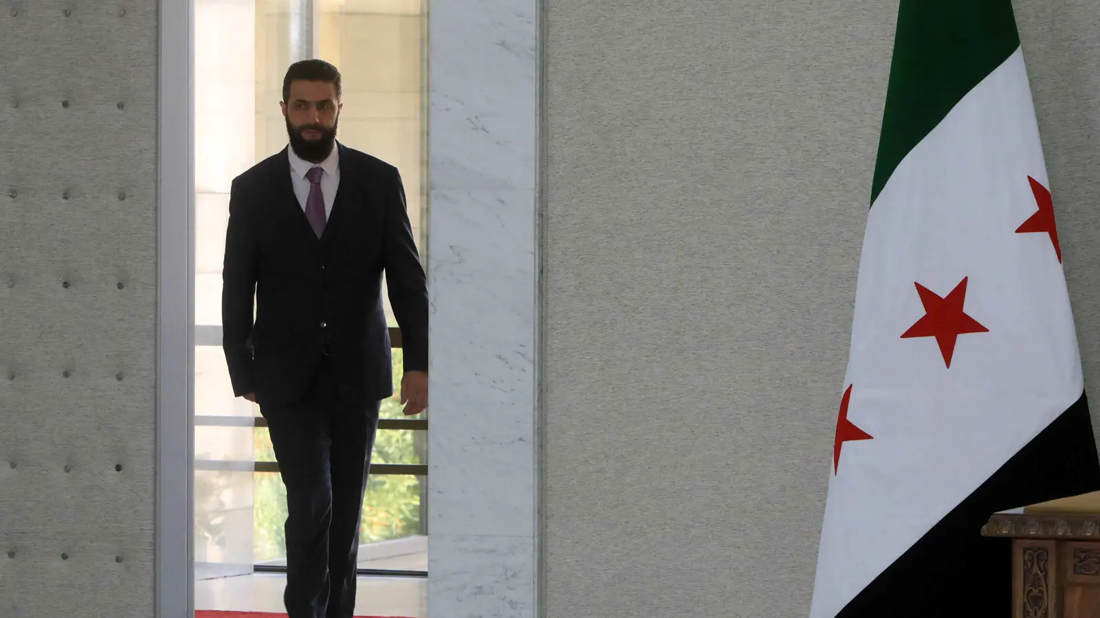 العراق يسلم الشرع دعوة رسمية لحضور القمة العربية في بغداد