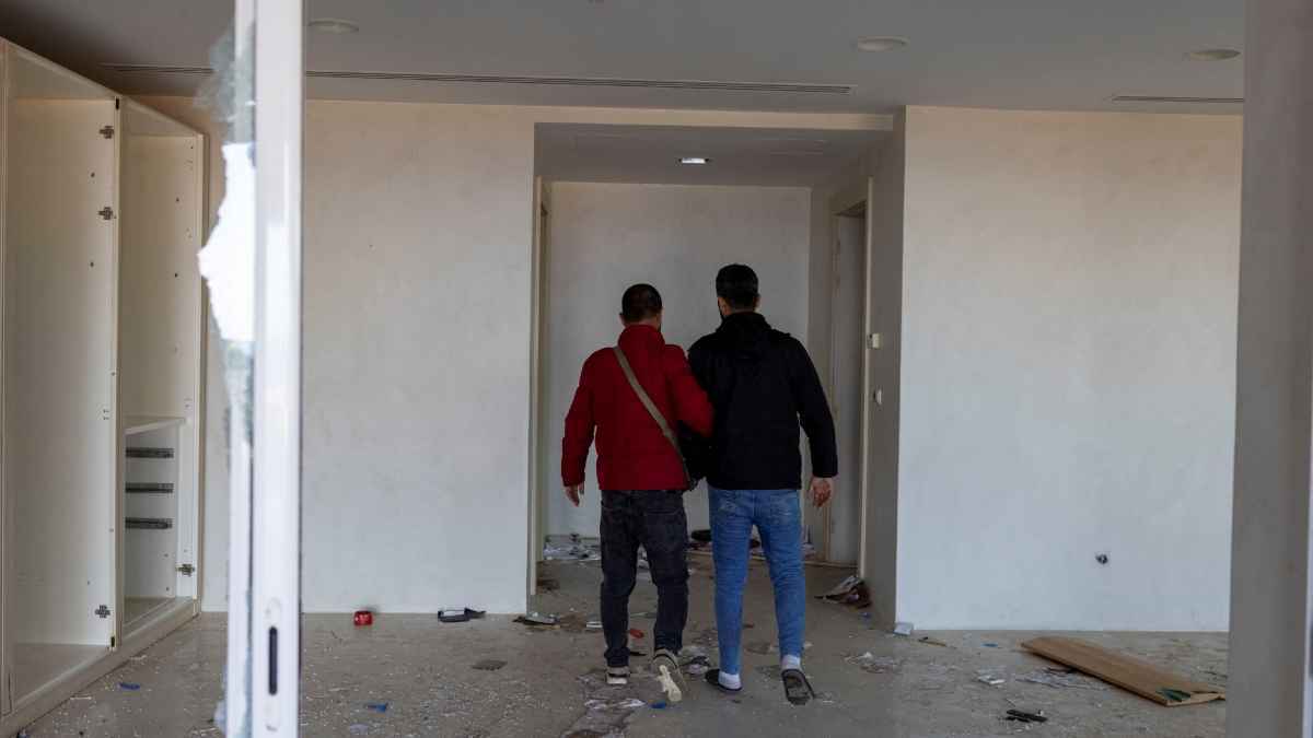 سوريون يتجولون بالمنتجع الصيفي لعائلة الأسد لأول مرة (صور)