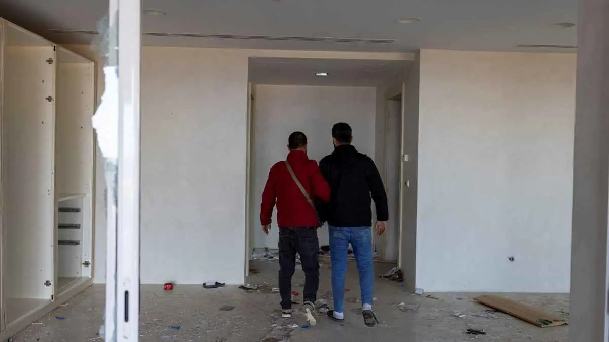 سوريون يتجولون بالمنتجع الصيفي لعائلة الأسد لأول مرة (صور)