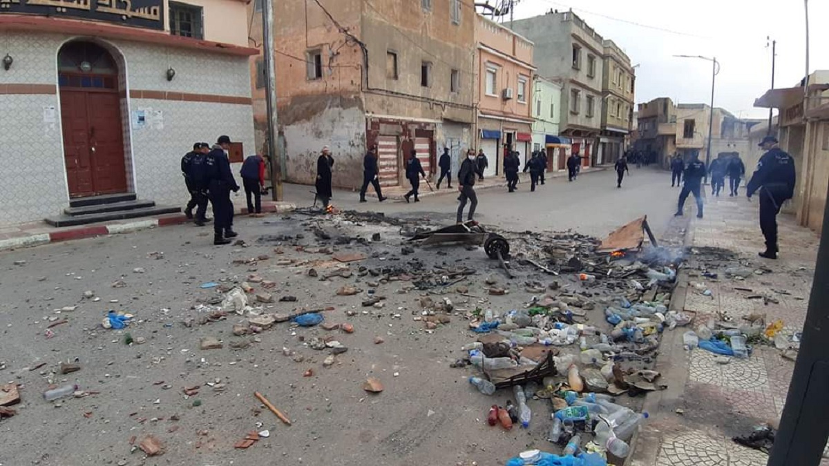 على طريقة "بوعزيزي تونس".. بائع خضار جزائري يحرق نفسه أمام مقر أمني (صورة)