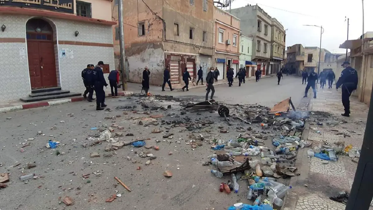 على طريقة "بوعزيزي تونس".. بائع خضار جزائري يحرق نفسه أمام مقر أمني (صورة)