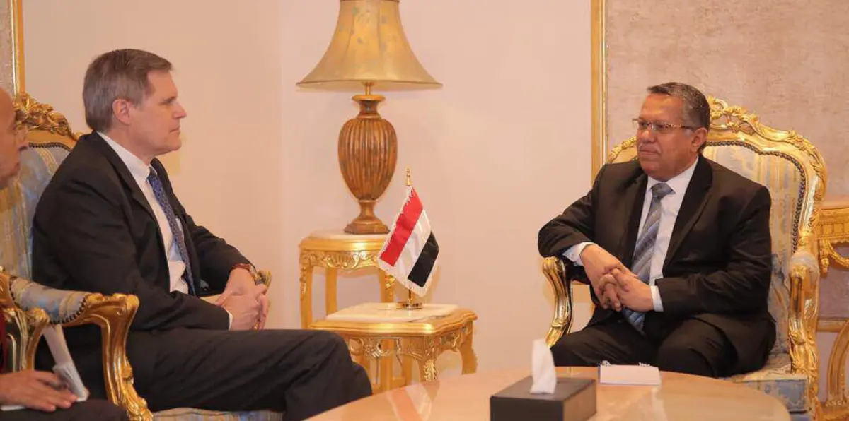 بن دغر لدى استقباله السفير الأمريكي: قرار "الحوثيين" بيد إيران