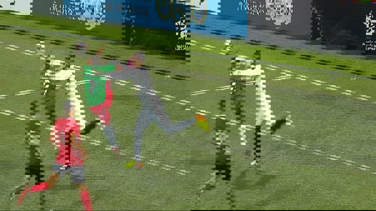 إصابة قوية لحارس الجزيرة الأردني قيس عباسي بعد تدخل مروع من لاعب الوحدات (فيديو)