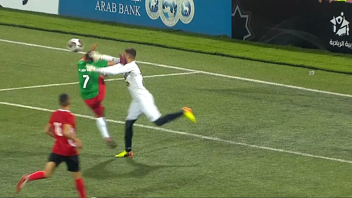 إصابة قوية لحارس الجزيرة الأردني قيس عباسي بعد تدخل مروع من لاعب الوحدات (فيديو)