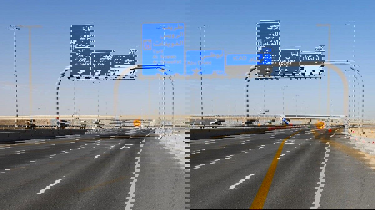 أبوظبي تمدد حظر التنقل من وإلى الإمارة وبين مدنها لمدة أسبوع