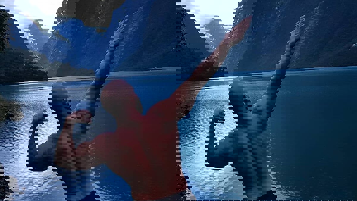 نرويجي يحقق رقمًا قياسيًّا بـ"قفزة مميتة" في مياه جليدية