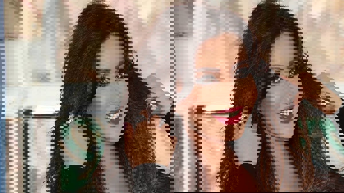 لطيفة تنهار من البكاء أثناء عزاء والدتها