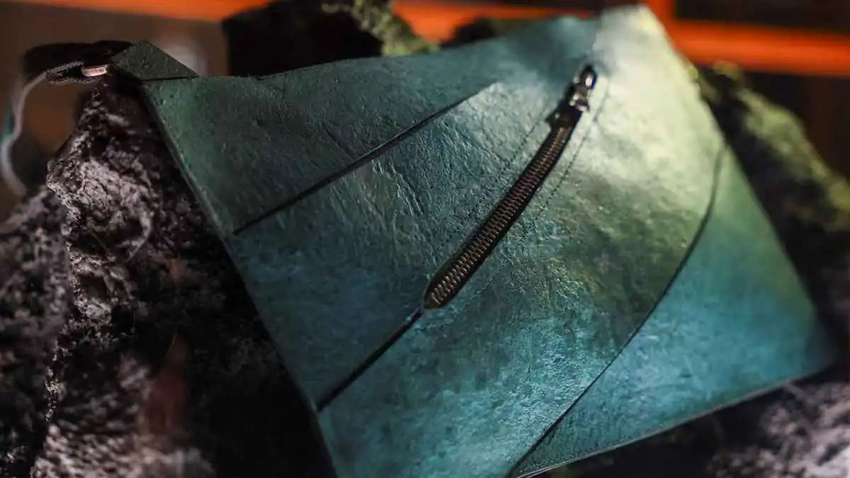 حقيبة مصنوعة من جلد الديناصورات