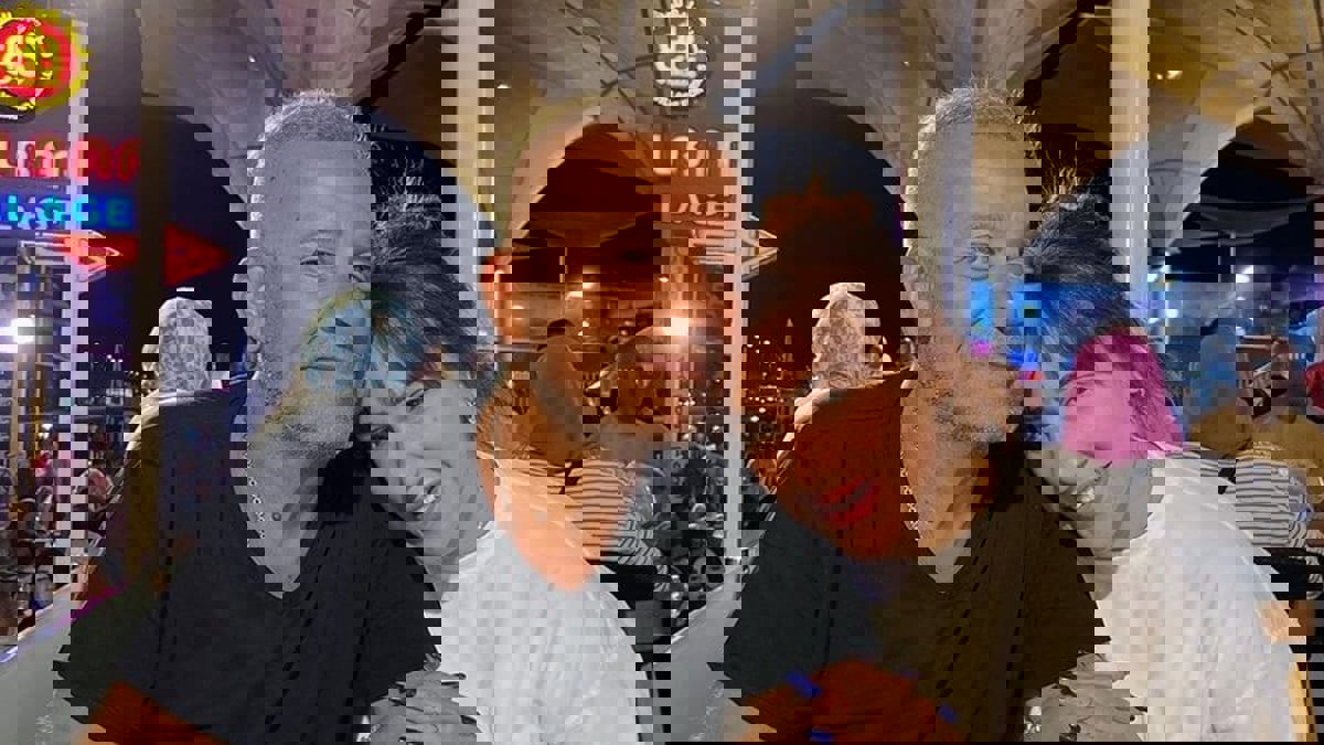 بعد "رسالة غامضة".. هل انفصل شريف منير عن لورا عماد؟