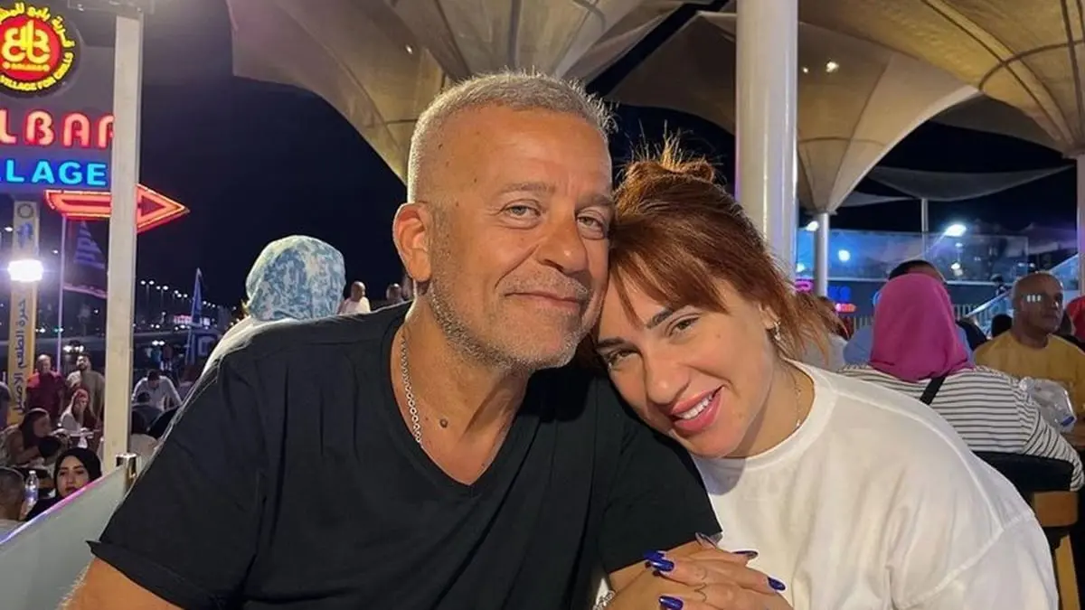 بعد "رسالة غامضة".. هل انفصل شريف منير عن لورا عماد؟