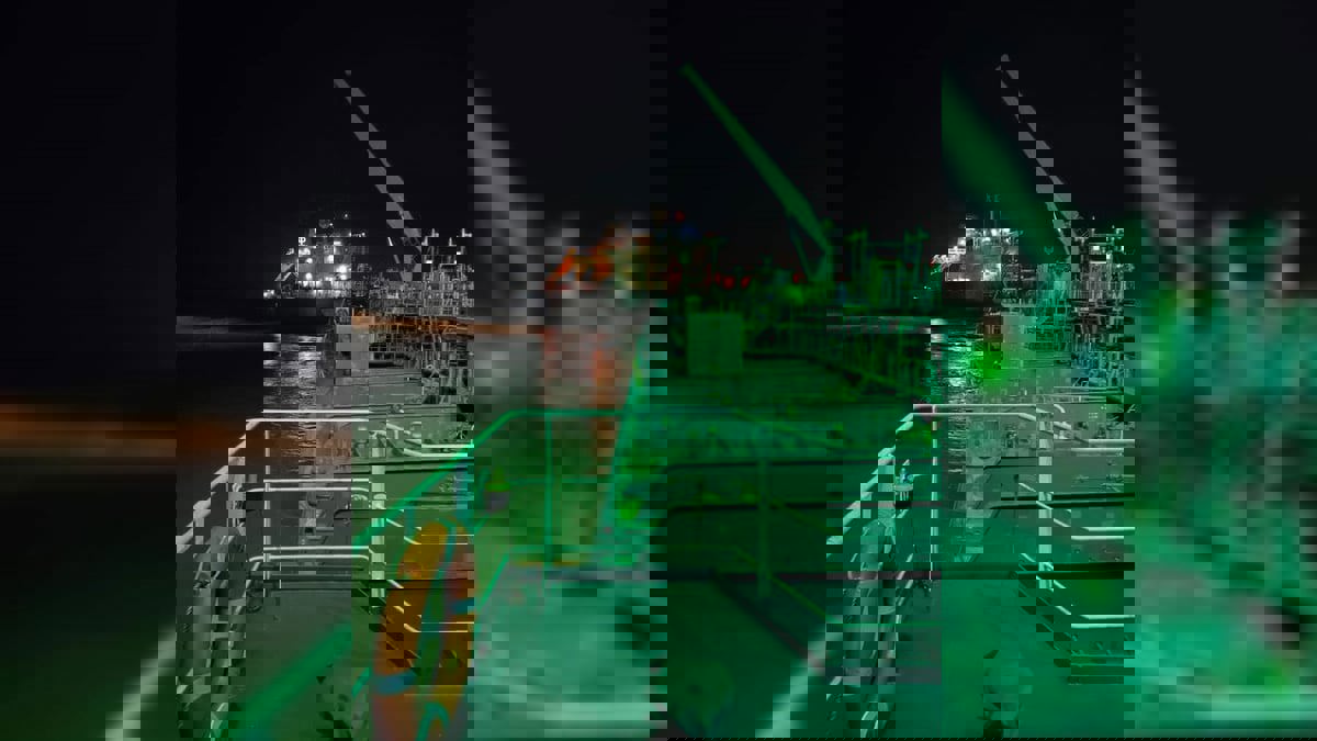 نجاح تعويم السفينة "انفينيتي في" بعد جنوحها بقناة السويس