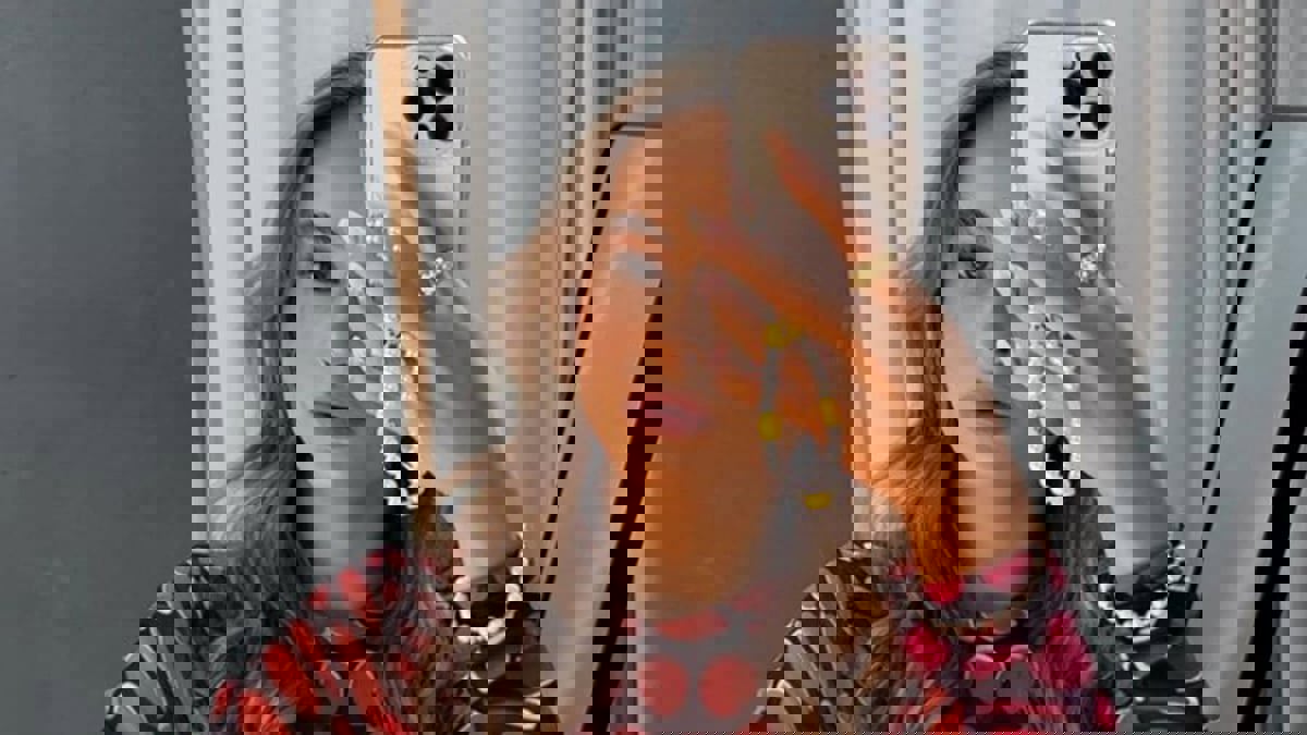 مراهقة تصنع ثروة في شهور من مهارة تعلمتها فترة حظر التجول (صور)