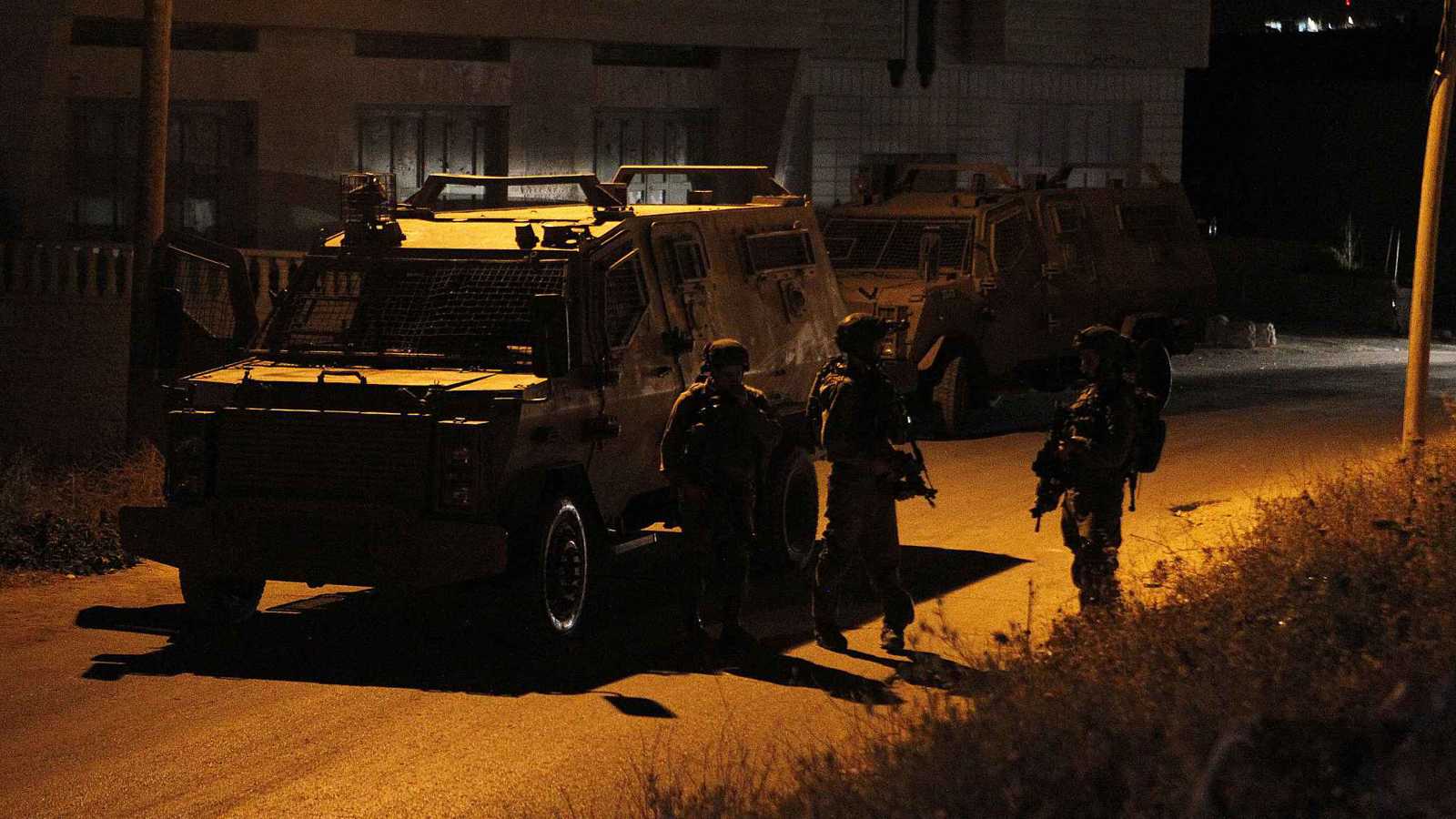 إسرائيل تشن حملة اقتحامات واعتقالات في الضفة الغربية (فيديو)