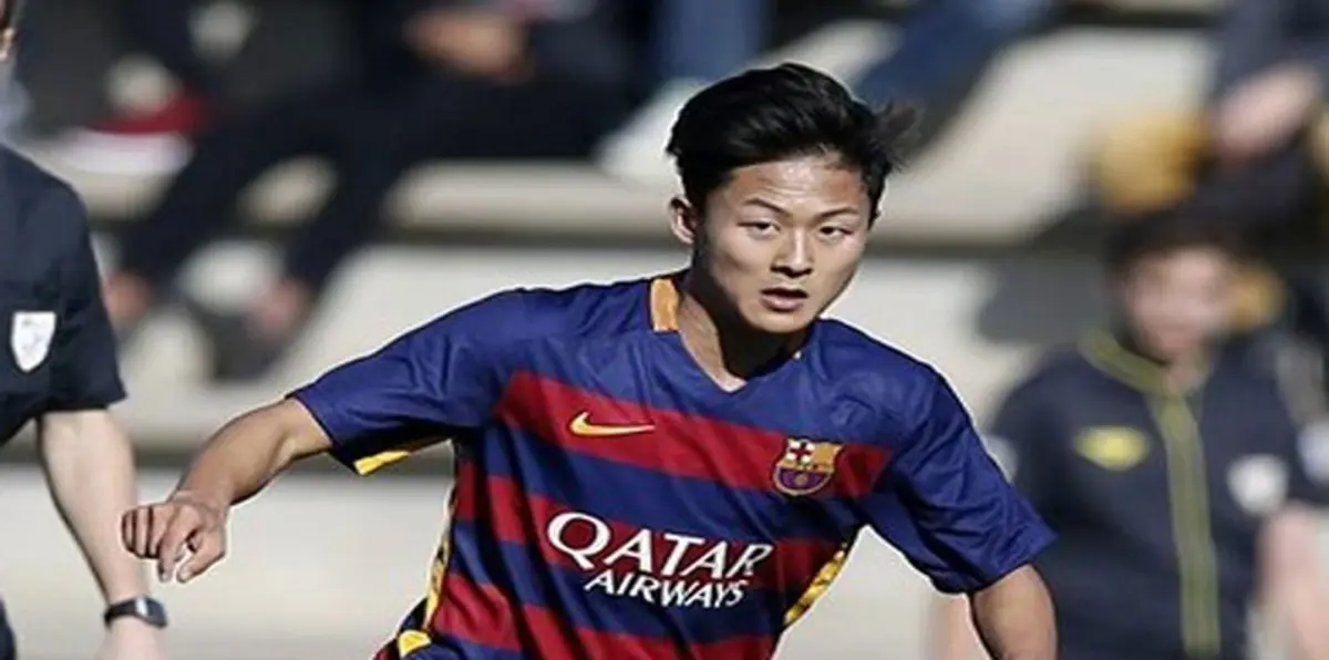 أخيراً.. "ميسي آسيا" يرتدي قميص برشلونة
