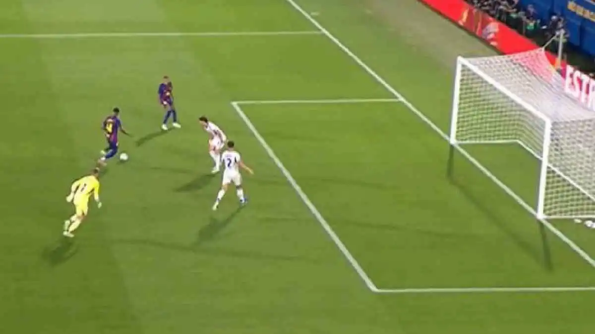 جمهور برشلونة في حالة ذهول.. راشفورد يهدر فرصة الموسم أمام كومو (فيديو)