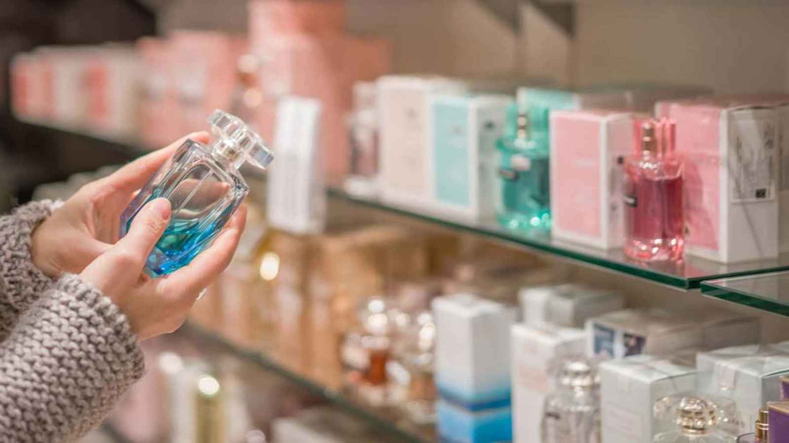 السعودية.. مداهمة تضبط "كميات ضخمة" من العطور المغشوشة (فيديو)